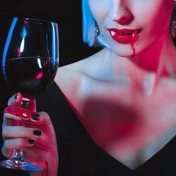 1+1 Free | VampFangs™ – Automatically Retractable Vampire Teeth