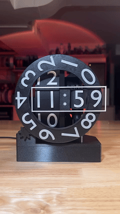 TriaxClock™ – Retro triple-axis numeric clock